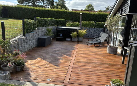 Enida - 350M to the Fjord: Hout, Bloempot, Flooring, Verdieping, Tuin, Houten Vloer, Meubilair, Dek, Hardwood, Buitenmeubels