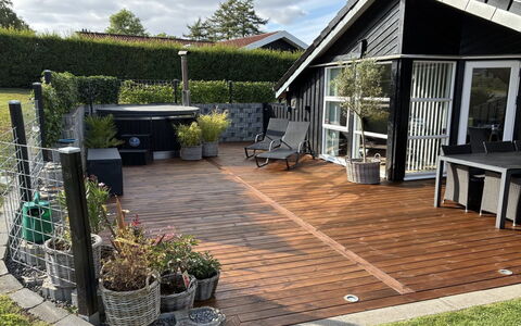 Enida - 350M to the Fjord: Hout, Flooring, Bloempot, Houten Vloer, Verdieping, Meubilair, Buitenmeubels, Hardwood, Dek, Tuin