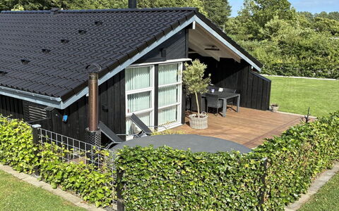 Enida - 350M to the Fjord: Dak, Verblijf, Groundcover, Tuin, Schaduw, Werf, Siding, Landgoed, Landscaping, Backyard