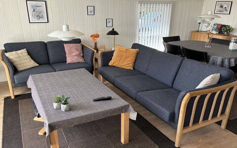 Enida - 350M to the Fjord: Hout, Meubilair, Buitenmeubels, Hardwood, Stoel, Beits, Armleuning, Houten Vloer, Woonkamer, Koffietafel