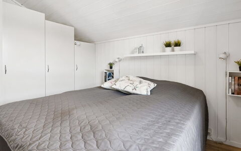 Enida - 350M to the Fjord: Slaapkamer, Hout, Plafond, Interieur Ontwerp, Bed, Flooring, Bedding, Laken, Verdieping, Linens