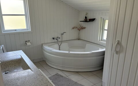 Enida - 350M to the Fjord: Flooring, Loodgieterswerkinrichting, Verdieping, Interieur Ontwerp, Badkamer, Bad, Loodgieter, Samengesteld Materiaal, Kraan, Plafond