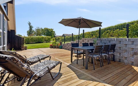 Enida - 350M to the Fjord: Hout, Meubilair, Buitenmeubels, Houten Vloer, Stoel, Dek, Hardwood, Buitentafel, Tuin, Schaduw