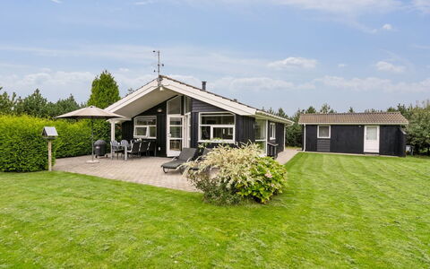 Eljena - 700M from the Sea: Dak, Huis, Huis, Verblijf, Deur, Siding, Dek, Veranda, Plank, Hardwood