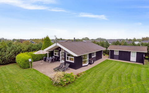 Eljena - 700M from the Sea: Dak, Huis, Huis, Verblijf, Deur, Siding, Dek, Veranda, Plank, Hardwood
