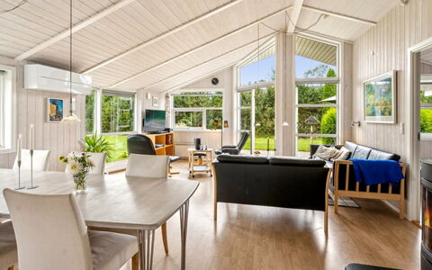 Eljena - 700M from the Sea: Dak, Huis, Huis, Verblijf, Deur, Siding, Dek, Veranda, Plank, Hardwood
