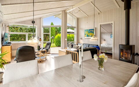 Eljena - 700M from the Sea: Dak, Huis, Huis, Verblijf, Deur, Siding, Dek, Veranda, Plank, Hardwood