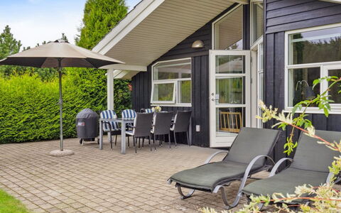 Eljena - 700M from the Sea: Dak, Huis, Huis, Verblijf, Deur, Siding, Dek, Veranda, Plank, Hardwood