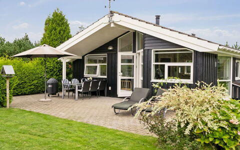 Eljena - 700M from the Sea: Dak, Huis, Huis, Verblijf, Deur, Siding, Dek, Veranda, Plank, Hardwood