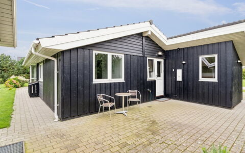 Eljena - 700M from the Sea: Dak, Huis, Huis, Verblijf, Deur, Siding, Dek, Veranda, Plank, Hardwood