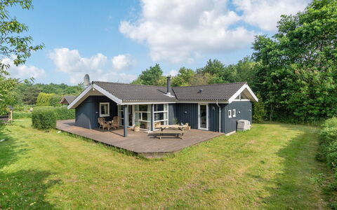 Anneli: Gebouw, Huis, Venster, Huis, Dak, Woongebied, Struik, Verblijf, Land Lot