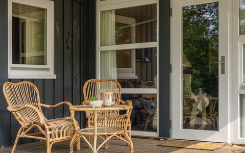 Anneli: Gebouw, Huis, Venster, Huis, Dak, Woongebied, Struik, Verblijf, Land Lot