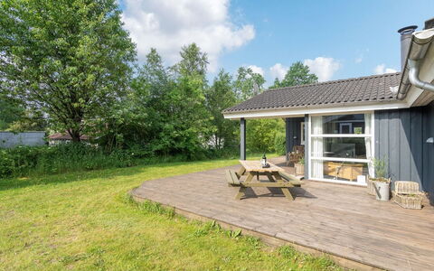 Anneli: Gebouw, Huis, Venster, Huis, Dak, Woongebied, Struik, Verblijf, Land Lot