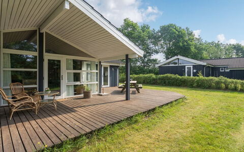 Anneli: Gebouw, Huis, Venster, Huis, Dak, Woongebied, Struik, Verblijf, Land Lot