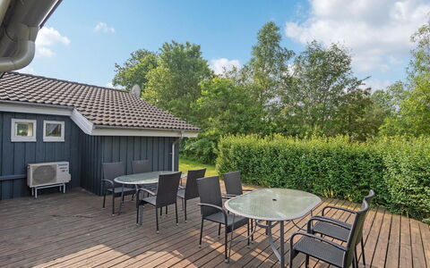 Anneli: Gebouw, Huis, Venster, Huis, Dak, Woongebied, Struik, Verblijf, Land Lot