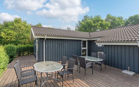 Anneli: Gebouw, Huis, Venster, Huis, Dak, Woongebied, Struik, Verblijf, Land Lot