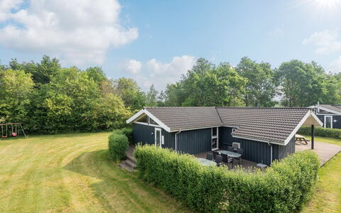 Anneli: Gebouw, Huis, Venster, Huis, Dak, Woongebied, Struik, Verblijf, Land Lot