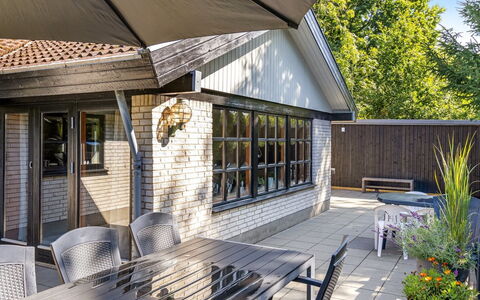Berner - 30Km from the Sea: Buitenmeubels, Huis, Huis, Dak, Deur, Meubilair, Verblijf, Schaduw, Samengesteld Materiaal, Veranda