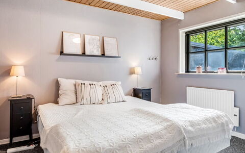 Berner - 30Km from the Sea: Bed, Bedding, Slaapkamer, Interieur Ontwerp, Meubilair, Laken, Muur, Plafond, Hout, Linens