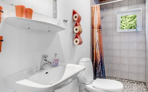 Berner - 30Km from the Sea: Loodgieterswerkinrichting, Interieur Ontwerp, Badkamer, Flooring, Wc Bril, Toilet, Wastafel, Verdieping, Wastafel In De Badkamer, Loodgieter