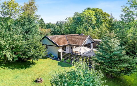 Berner - 30Km from the Sea: Struik, Huis, Verblijf, Huis, Dak, Tuin, Gazon, Boerderij, Schaduw, Garden Gebouwen