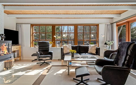 Berner - 30Km from the Sea: Meubilair, Interieur Ontwerp, Flooring, Hout, Verdieping, Bankstel, Woonkamer, Plafond, Stoel, Huis