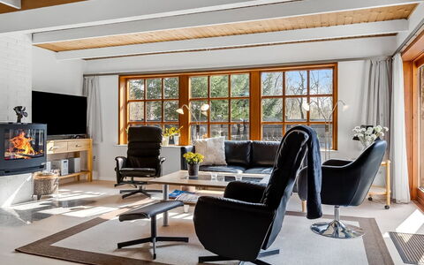 Berner - 30Km from the Sea: Meubilair, Interieur Ontwerp, Flooring, Verdieping, Stoel, Hout, Woonkamer, Bankstel, Kamer, Huis