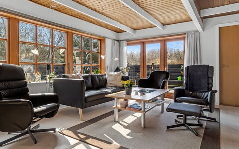 Berner - 30Km from the Sea: Meubilair, Interieur Ontwerp, Flooring, Hout, Bankstel, Verdieping, Plafond, Woonkamer, Stoel, Kamer