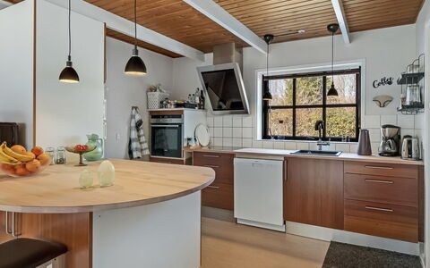 Berner - 30Km from the Sea: Meubilair, Countertop, Keuken, Interieur Ontwerp, Flooring, Cabinetry, Lichte Inrichting, Toestel Van De Keuken, Hout, Plafond