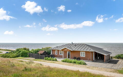 Evamaria - 10M from the Sea: Hout, Dak, Architectuur, Huis, Huis, Verblijf, Siding, Hardwood, Helling, Landgoed