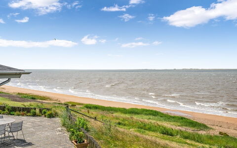 Evamaria - 10M from the Sea: Hout, Dak, Architectuur, Huis, Huis, Verblijf, Siding, Hardwood, Helling, Landgoed