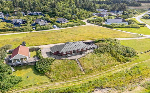 Evamaria - 10M from the Sea: Hout, Dak, Architectuur, Huis, Huis, Verblijf, Siding, Hardwood, Helling, Landgoed