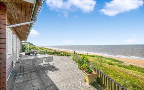Evamaria - 10M from the Sea: Hout, Dak, Architectuur, Huis, Huis, Verblijf, Siding, Hardwood, Helling, Landgoed