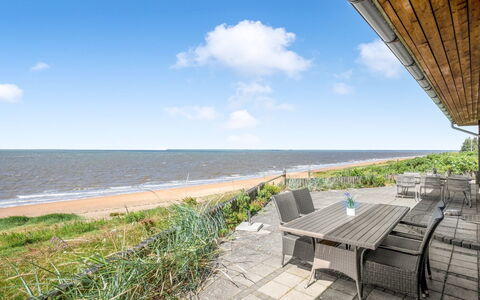 Evamaria - 10M from the Sea: Hout, Dak, Architectuur, Huis, Huis, Verblijf, Siding, Hardwood, Helling, Landgoed