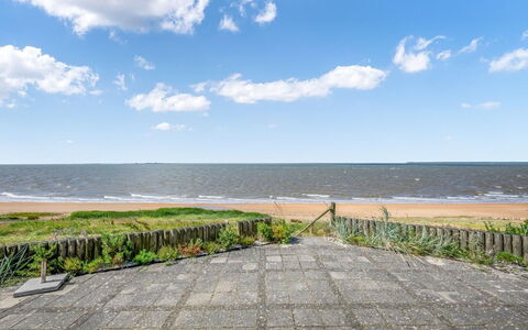 Evamaria - 10M from the Sea: Hout, Dak, Architectuur, Huis, Huis, Verblijf, Siding, Hardwood, Helling, Landgoed