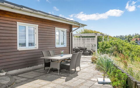 Evamaria - 10M from the Sea: Hout, Dak, Architectuur, Huis, Huis, Verblijf, Siding, Hardwood, Helling, Landgoed