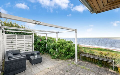 Evamaria - 10M from the Sea: Hout, Dak, Architectuur, Huis, Huis, Verblijf, Siding, Hardwood, Helling, Landgoed