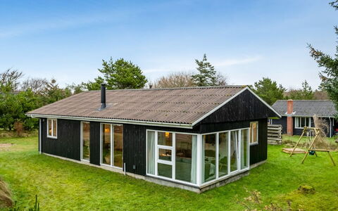 Pietari - 600M from the Sea: Dak, Huis, Huis, Verblijf, Deur, Siding, Dek, Veranda, Plank, Hardwood