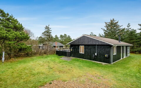 Pietari - 600M from the Sea: Dak, Huis, Huis, Verblijf, Deur, Siding, Dek, Veranda, Plank, Hardwood
