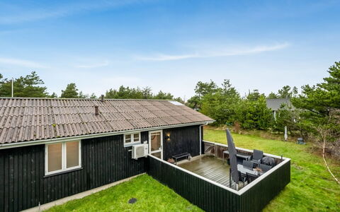Pietari - 600M from the Sea: Dak, Huis, Huis, Verblijf, Deur, Siding, Dek, Veranda, Plank, Hardwood