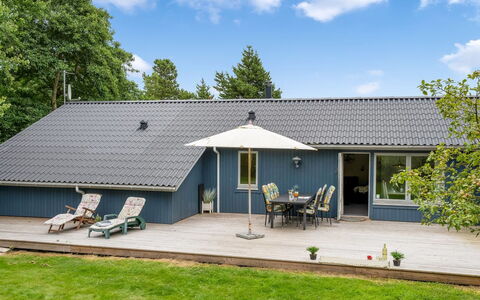 Ljiljana - 2Km from the Sea: Dak, Huis, Huis, Verblijf, Siding, Schaduw, Landgoed, Tuin, Gazon, Werf