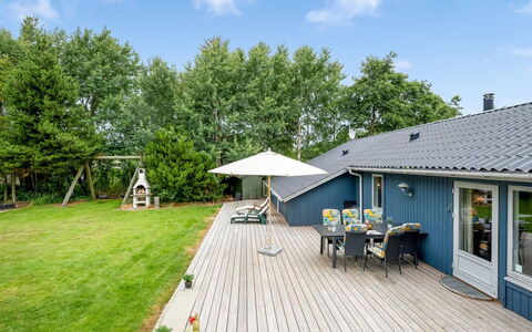 Ljiljana - 2Km from the Sea: Huis, Dak, Schaduw, Tuin, Verblijf, Dek, Werf, Landgoed, Gazon, Landscaping