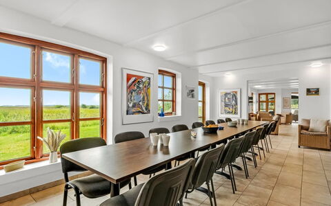 Darleen - 850M to the Fjord: Meubilair, Interieur Ontwerp, Flooring, Verdieping, Plafond, Kamer, Stoel, Tafel, Appartement, Keuken En Eettafel