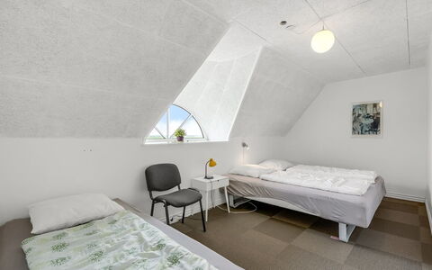 Darleen - 850M to the Fjord: Meubilair, Interieur Ontwerp, Flooring, Hout, Verdieping, Kamer, Woonkamer, Bankstel, Verlichting, Tafel