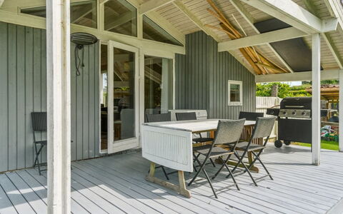 Salvina - 300M from the Sea: Dak, Huis, Huis, Verblijf, Deur, Siding, Dek, Veranda, Plank, Hardwood
