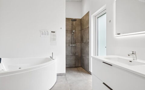 Gertraude - 800M from the Sea: Flooring, Muur, Loodgieterswerkinrichting, Badkamer, Verdieping, Interieur Ontwerp, Plafond, Loodgieter, Kraan, Bad