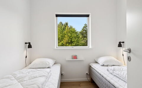 Gertraude - 800M from the Sea: Slaapkamer, Bed, Bedding, Bed Frame, Plafond, Laken, Slaapzaal, Matras