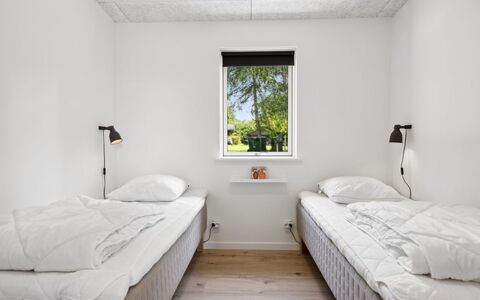 Gertraude - 800M from the Sea: Muur, Slaapkamer, Hout, Bed, Plafond, Bedding, Verdieping, Flooring, Laken, Interieur Ontwerp