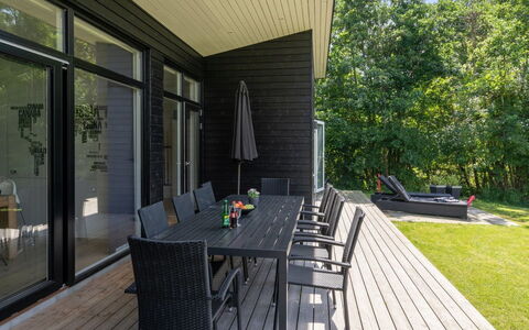 Gertraude - 800M from the Sea: Hout, Houten Vloer, Veranda, Huis, Flooring, Hardwood, Dek, Meubilair, Schaduw, Buitenmeubels