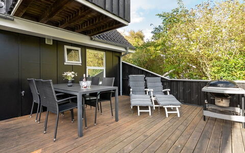 Soeren - 300M from the Sea: Hout, Huis, Veranda, Dek, Hardwood, Dak, Beits, Houten Vloer, Eco Hotel